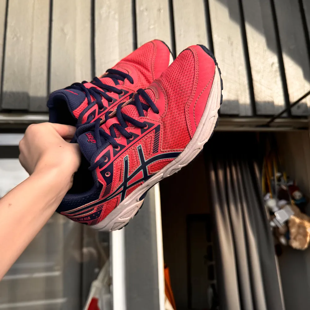 Snygga neon rosa skor från asics run!  Sköna för foten & ger ett skönt stöd.   Knappt använda.. Skor.