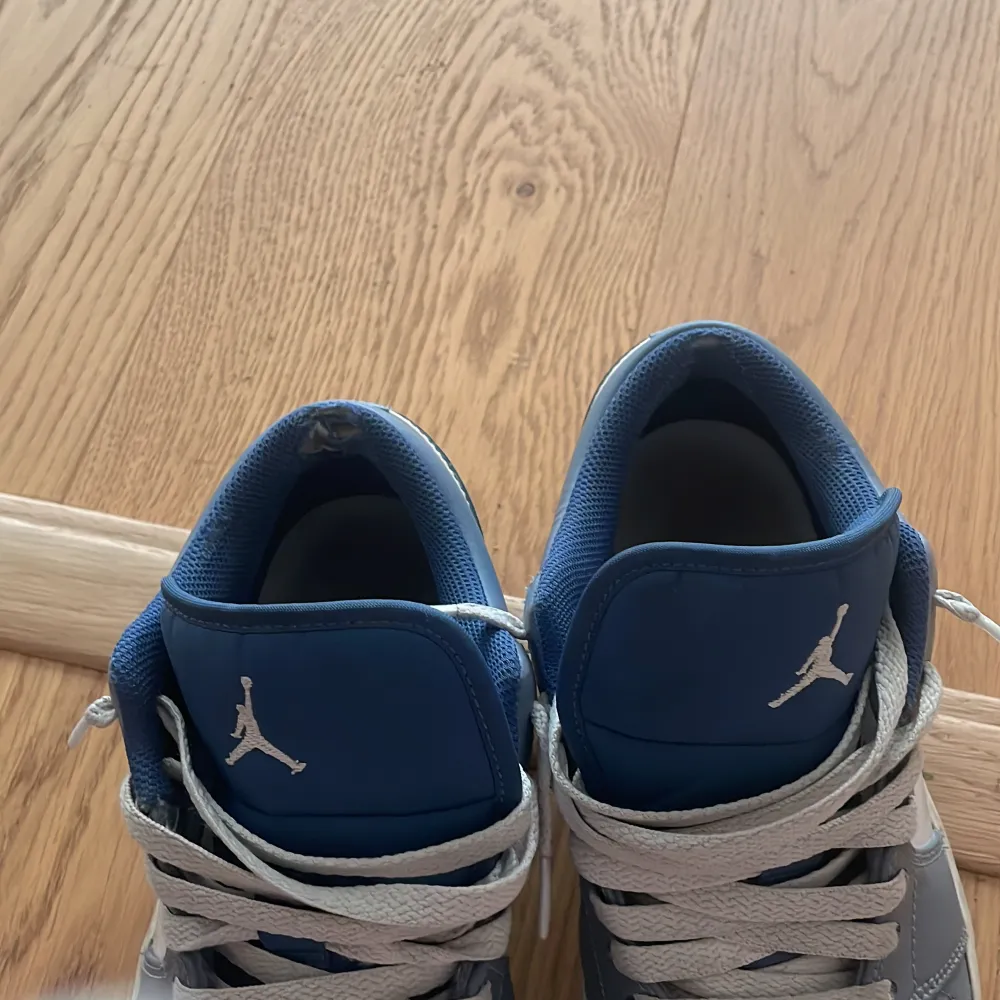 Jordan 1 low, äkta. Kolla sista bilden för defekter, storlek 40,5. Bra i skick, lite slitna och såklart smutsiga. Skor.