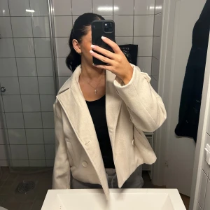 Ljusbeige kort kappa från Bubbleroom - Jättefin croppad kappa från Bubbleroom, aldrig använd med prislapp kvar! Färgen är ljusbeige och passar till allt🩷 Köpt för ca 600kr