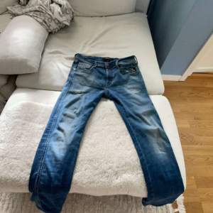 Riktigt feta replay Hyperflex jeans!! Jeansen är köpta i italien på replays egna butik, ny pris: 1999, mitt pris endast: 699. Jeansen är i stl 28/30 och passar dig som är ganska smal. Hör av er vid intresse och frågor! ✌🏽 