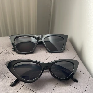 Solglasögon  - Helt oanvända solglasögon som jag nyss fick hem men inte passar mig. Säljer båda för 100 men funkar om man bara vill ha ena paret också⭐️