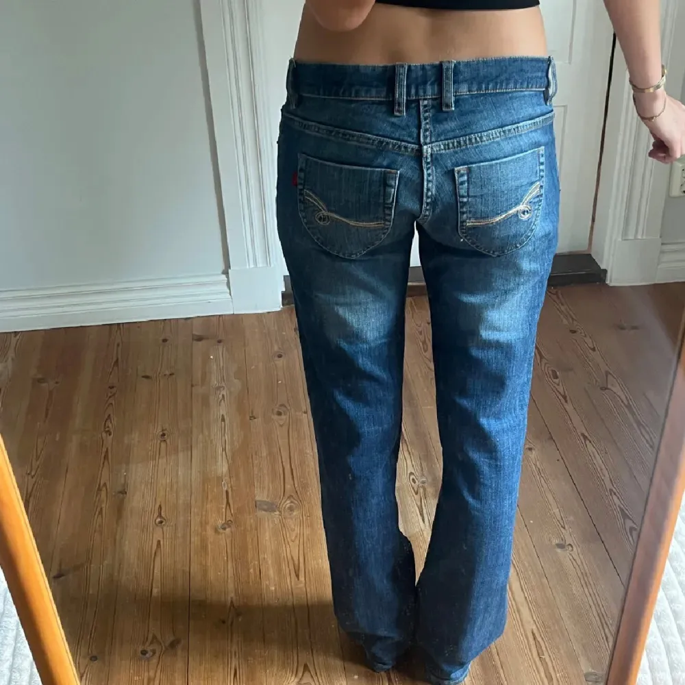 Midjemått rätt över: 40 cm Innerbenslängd: 83 cm  Lånade bilder av tidigare ägare, säljer då de var för långa på mig!! Annars jättefina. Jeans & Byxor.