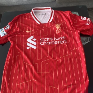 2 fotbollströjor väldigt bra kvalite fina och 2 underbara lag  - Båda 2 är storlek M 