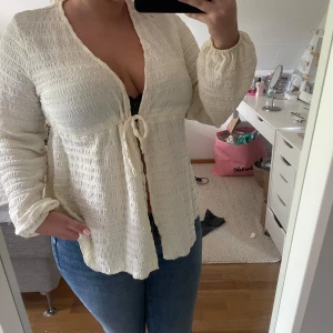 Topp Gina tricot  - Superfin Topp ifrån Gina tricot. Storlek M, endast använd 1 gång. 