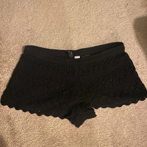 Svarta stickade shorts  - Svarta stickade shorts i strl M, men ganska stora så passar nog även en L. Jättenajs på sommaren men funkar även att ha som mjukisshorts hemma ☺️