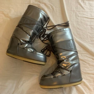 Moonboots  - Ett par jätte snygga och coola mopnboots som har använts men är i ett okej bra skick där på priset. Köpte för 2300kr