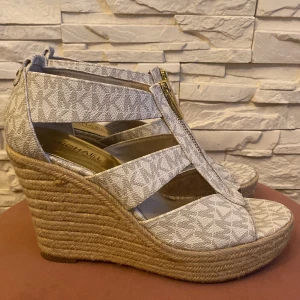 Michael kors platå sandaler - Säljer dessa snygga Michael kors platå sandaler i slitstarkt material och skön platå sula.  Färg: beige Nypris: 1299kr Mitt pris: 500kr