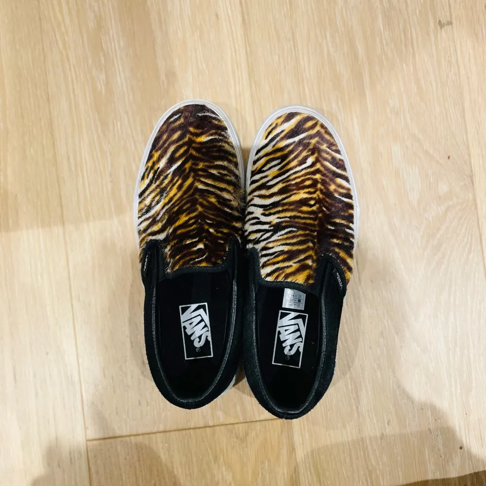 Jättesnygga vans med tiger print som nästan är helt oanvända❤️. Skor.