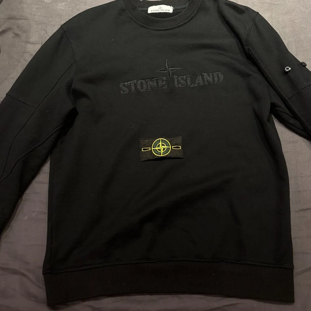 tjena dags o sälja min stone island crew neck som jag fick i födelsedagspresent då jag inte använder den längre, köpt på miinto för 3200 men säljer för 1000 kan sänka priset vid snabb affär. gammal modell. Tröjor & Koftor.