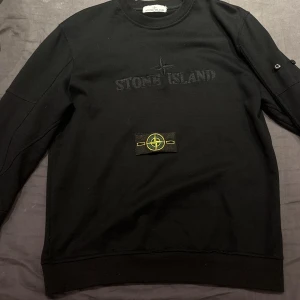 Stone island jumper - tjena dags o sälja min stone island crew neck som jag fick i födelsedagspresent då jag inte använder den längre, köpt på miinto för 3200 men säljer för 1000 kan sänka priset vid snabb affär. gammal modell
