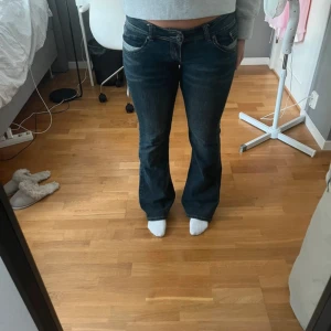 Low waist jeans mörkblåa - Storlek 38/M 