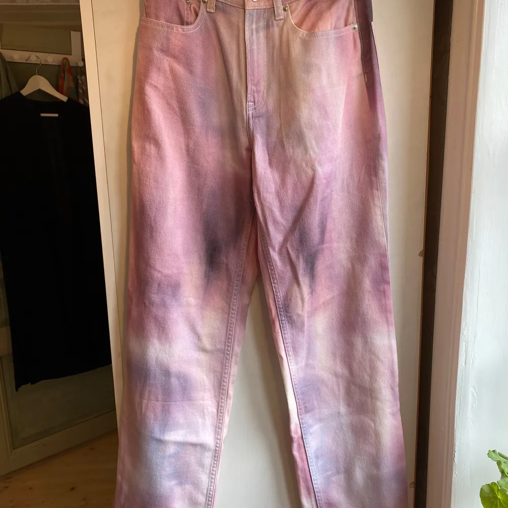 Superfina (som nya), unika samples ifrån H&M. Jag klippte bort samplelapp så vet att de är samples. Storlek 38. Relativt höga i midjan, normal passform/straight leg typ. Sitter fint på!. Jeans & Byxor.