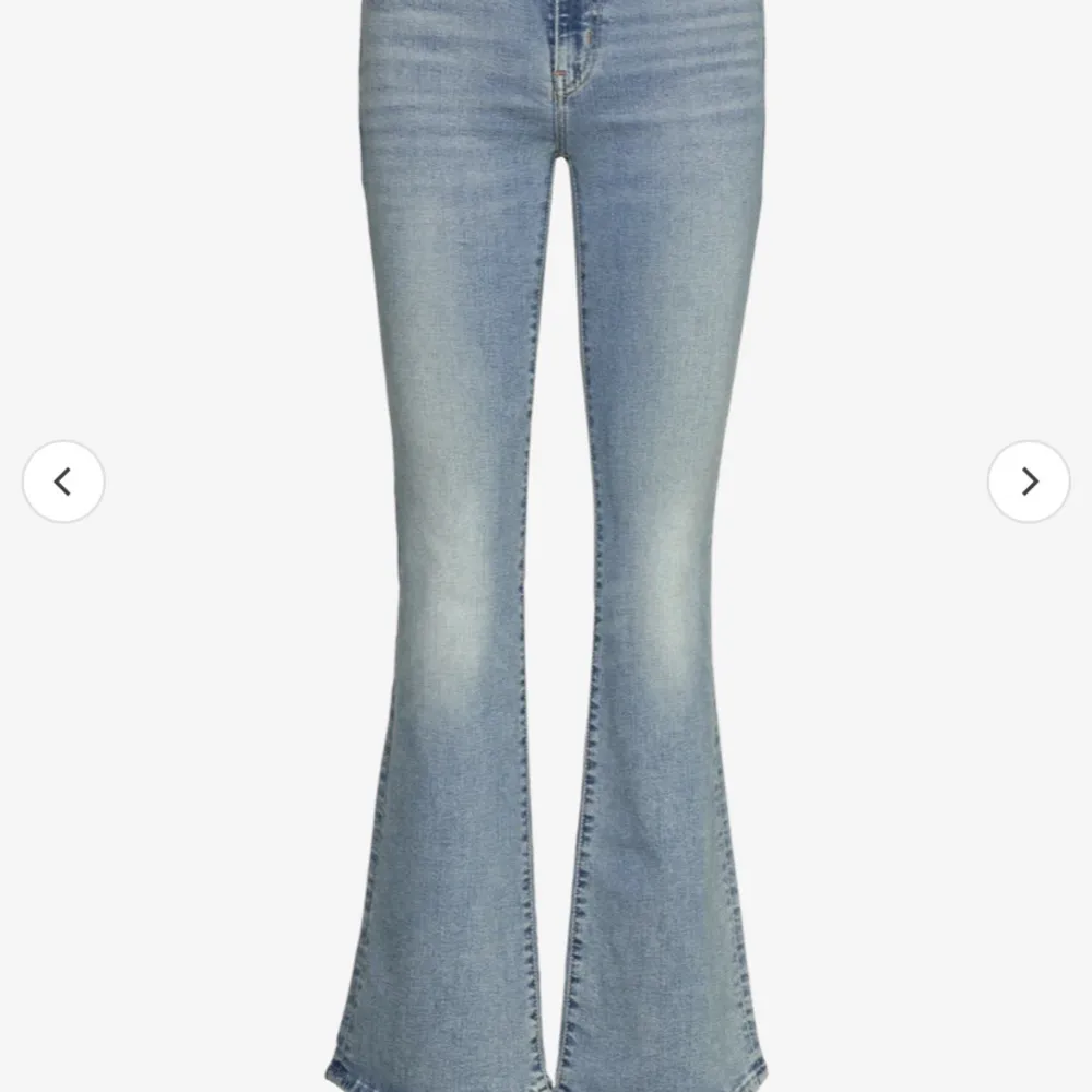 Levis jeans i väldigt bra skick. Inga synliga defekter. Flared jeans i ljusblå. Supersnygga! Nypris 600?! Tror jag inte helt säker. Ser högmidjade ut men sitter mer midwaist! Pris kan såklart diskuteras ❤️. Jeans & Byxor.