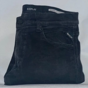 Replay Jeans Svarta Herr - Varan är bevard väl i bra skick och har inga skador Slim Tapered Fit Storlek: 31-32