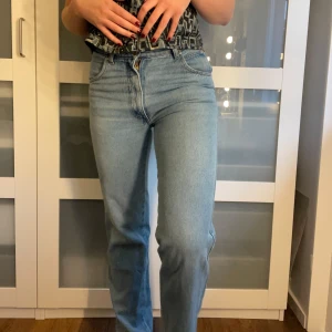Jeans - Snygga ljusblå jeans från Drape i fint skick! Rak modell. 