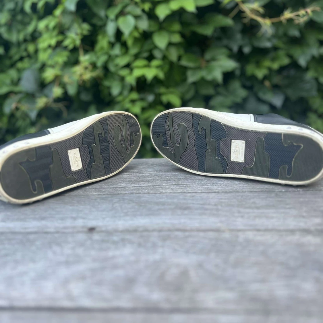 Svart och vit sneaker med nitar - 90