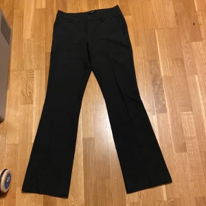 Kostymbyxor  - Kostymbyxor  Storlek 36 Bikbok  Lågmidjad  Utåt svängda 