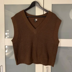Stickad väst  - Brun stickad väst i fint skick! 