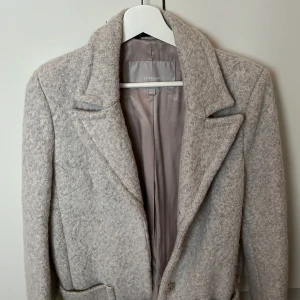 Grå kappa  - Lite längre grå kappa. Fint skick aldrig använd!