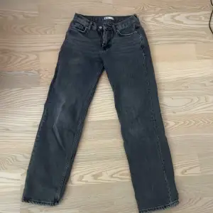 Grå/svarta jeans i storlek 32 från Gina tricot i bra skick. Jeansen är raka och Storleken stämmer bra. Säljs då de inte används längre😌💗💞