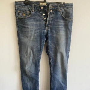 Jeans - Morris - Riktigt snygga jeans från morris. Väldigt bra skick och många fina detaljer! Insidan av fickorna har skador i sig men inget som jag själv haft problem med. Köpta för 1600kr, skriv gärna vid funderingar.