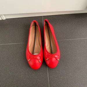 Röda ballerinaskor - Jättefina röda ballerinaskor! Använda fåtal gånger och har en liten defekt där fram. Storlek 38 men passar mig som har 37. Väldigt mjuka så inget skoskav😊