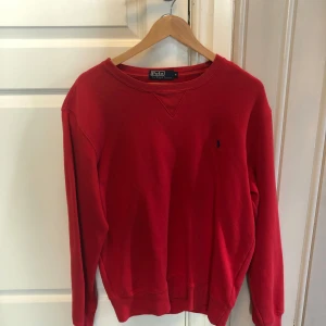 Ralph Lauren crewneck Röd - Säljer nu en Ralph Lauren tröja 😊 Skicket skulle jag säga är 7/10 lite urtvättad men annars bra… Storleken skulle jag säga är lite större än M. Har du frågor är de bara att kontakta 🙌