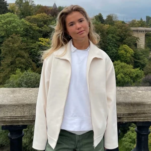 Djerf Avenue jacka - Superfin krämvit jacka från Djerf Avenue🤍 Använd en gång så som ny! Nypris är 1950!