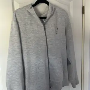 En Ralph Lauren hoodie i storlek S. 8,5/10 kvalite. By pris 1800! Bara att skriva vid minsta funderingar. Jag tar emot byten!