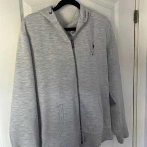 Ralph Lauren hoodie S - En Ralph Lauren hoodie i storlek S. 8,5/10 kvalite. By pris 1800! Bara att skriva vid minsta funderingar. Jag tar emot byten!