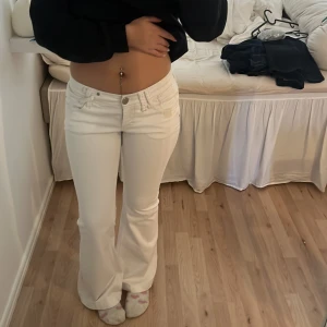 Lågmidjade vita jeans  - Storlek S. Jätte snygga vita jeans! Innerbenslängd 82 och midjemått 34.5x2