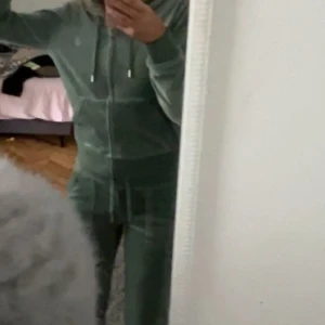 Juciy couture grön - Säljer mitt helt nya juciy set för jag inte tyckte färgen passa mig.  Pris kan diskuteras vid snabbt köp 