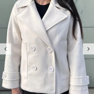 Jättefin design by si kappa💗💗 - Super snygg kappa från design by si, den är i bra skick men använd! Ena knappen är även borta men det går såklart att laga🩷 den passar perfekt nu till hösten och vintern. Hör av er för frågor 💝