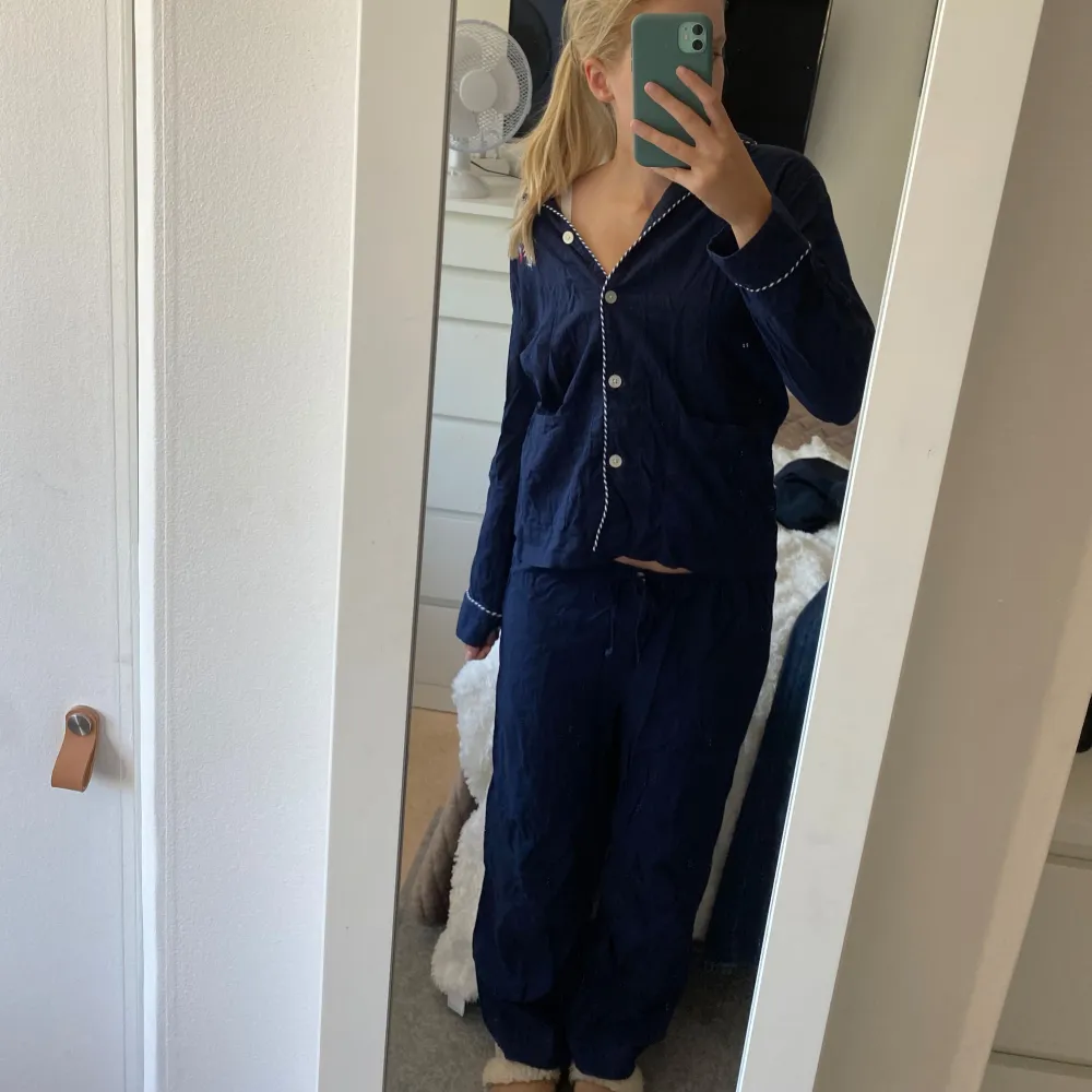 Snygg pyjamas från Lauren Ralph Lauren i linneblandning. Går att knäppa hur man vill. Tunn och skön nu när det blir lite kallare på morgonen🍁 Säljer för att den inte kommer till användning. Nypris 1600 kr. Box medföljer. Jag är 171 cm.  Våga fråga!💕. Toppar.