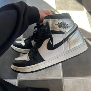 Jordan 1 - Jordan 1 retro High silver toe. Stl 40 i väldigt bra skick. 