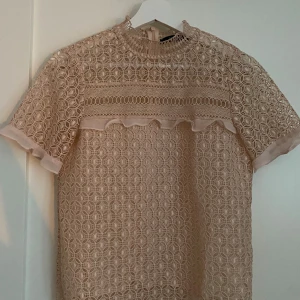 Zara blus  - En fin rosa zara top köpt på Plick men aldrig använd, har inga tecken på fläckar eller hål! Skriv vid fler frågor och funderingar!🩷