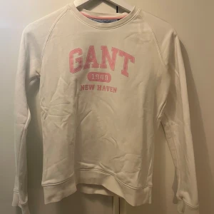 Gant sweatshirt - Vit Gant sweatshirt med rosa tryck. Strl xs. Fint skick.