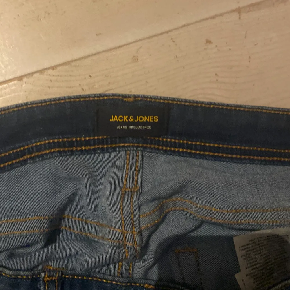 Blåa Jack and Jones jeans. Storlek 30 32. Använda en gång. Säljer för de var för små. De är exakt som nya. Nypris 999. Jeans & Byxor.