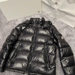 Moncler maya - Storlek 3, i princip som ny inga flaws. Kvitto o box finns.