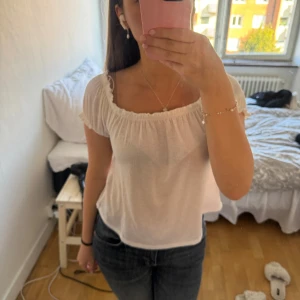 Vit offshoulder topp - Säljer en söt vit offshoulder topp med korta ärmar. Toppen har en luftig och bekväm passform, perfekt för sommardagar. Passar perfekt till vardags💗