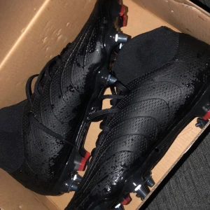 Harry kane fotbollsskor - Skechers Harry Kane Pro Player Prototype SG - Svart/Röd LIMITED EDITION Ett av 50 par i hela världen. Använd 3-4 ggr.  Hör av dig för mer info osv 