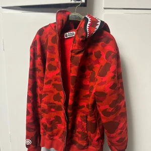 Bape hoodie - En hoodie i mycket bra tillstånd, endast använd en gång. Pris kan diskuteras. 