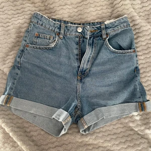 Mid waist  jeansshorts - Mid waist jeansshorts som bara är använda fåtal gånger💙