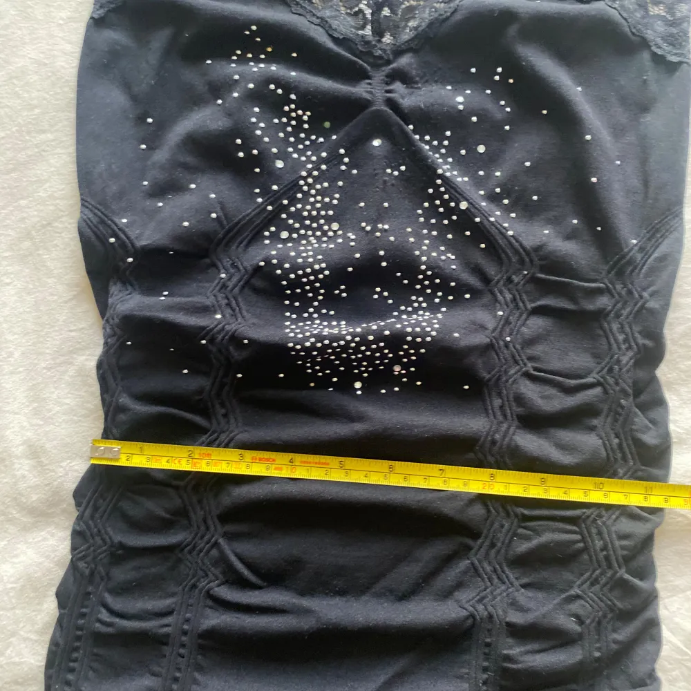 Linné med spets och stenar figursytt i mjukt shapewear material storlek M/L bra skick men har blivit nopprig fram och saknas få stenar se bilder y2k Coquette vintage fairy . Yläosat.