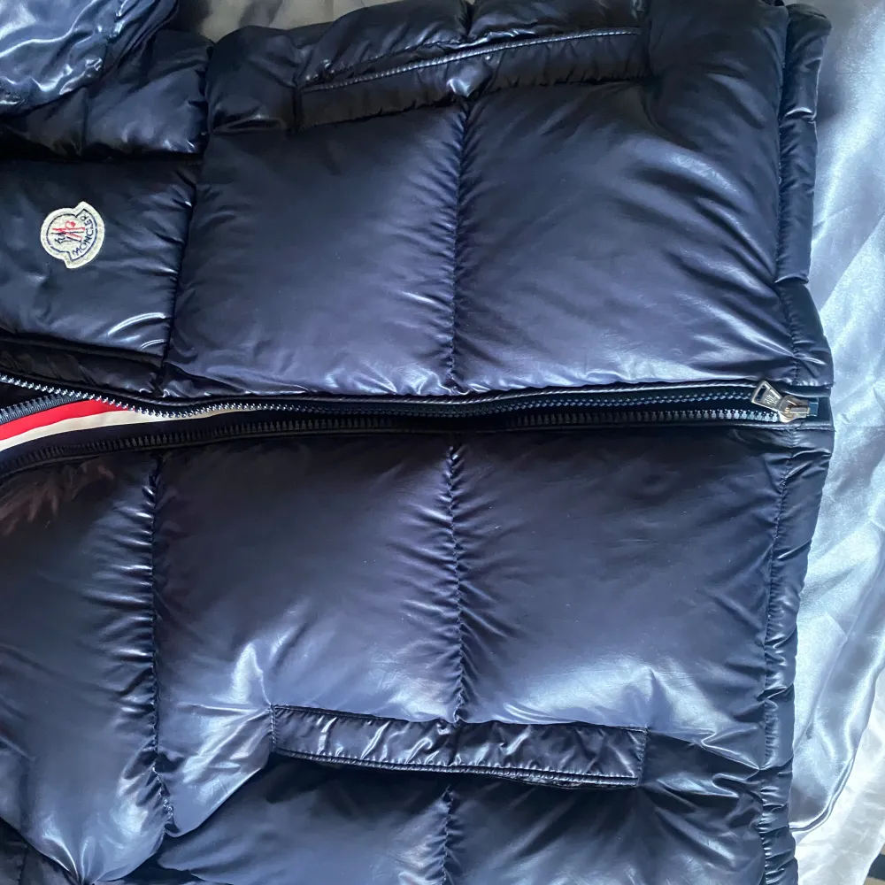 Moncler dunjacka i dam modell, storlek s,  8 000kr. Jackor.