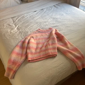 Stickad tröja - Säljer en färgglad stickad tröja från Gina trico!;)  - Lite använd - Normal i storleken (boxig model) - härlig färg