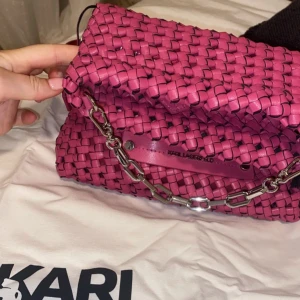 Karl Lagerfeld väska - Säljer min otroligt fina Karl Lagerfeld väska i en snygg rosa färg. Sparsamt använd. Kontakta för fler bilder🩷 (Tror väskan inte längre finns i sortimentet)