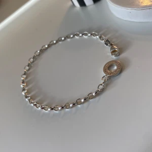 Thomas Sabo armband - Säljer mitt berlock armband från Thomas Sabo i äkta silver. Det är 17cm långt och är i den smalare modellen som man ser på bild 2. 😊skriv om ni har funderingar!