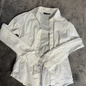 Vit skjorta från Brandy Melville - Säljer en snygg vit skjorta från Brandy Melville. Den har långa ärmar och knappar hela vägen ner. Perfekt för både vardag och fest! Skjortan är i nyskick och gjord av ett skönt material🍁