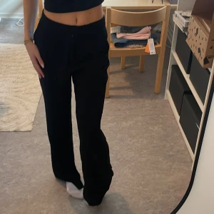 Kostymbyxa - Från Nelly, slits på insida ben 🥰